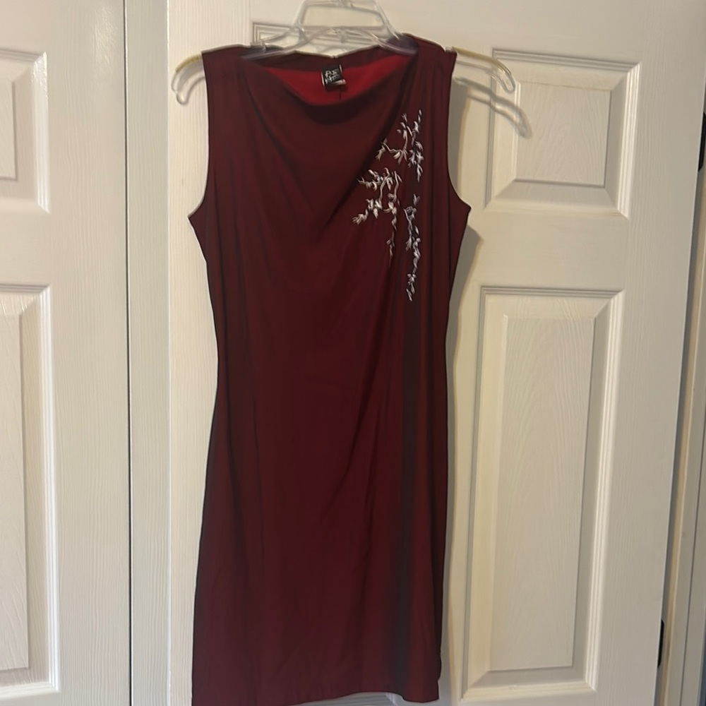Elegant Burgundy Dress with Floral Embroidery